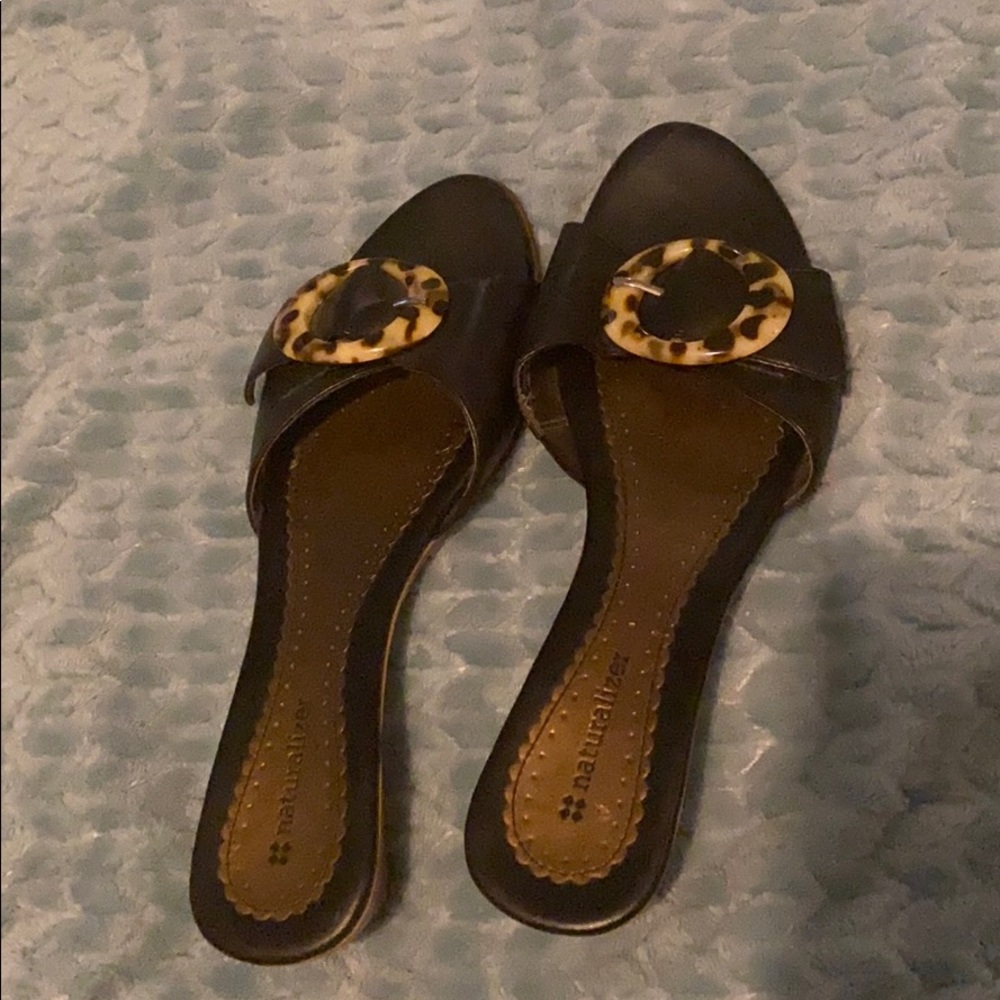 black sandals with leopard clip